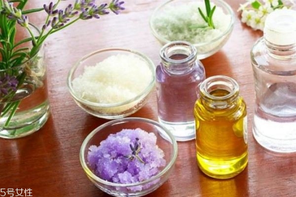 沐浴鹽可以天天用嗎 沐浴鹽可以去雞皮膚嗎 沐浴鹽可以天天用嗎 沐浴鹽可以去雞皮膚嗎