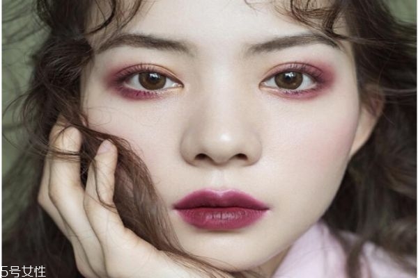 化妝怎么畫(huà)好看 適合秋冬的妝容畫(huà)法