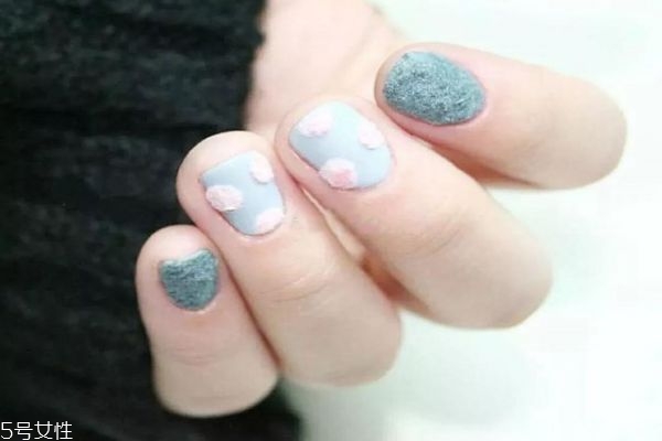 美甲怎么涂得均勻 超簡(jiǎn)單的美甲教程 美甲怎么涂得均勻 超簡(jiǎn)單的美甲教程