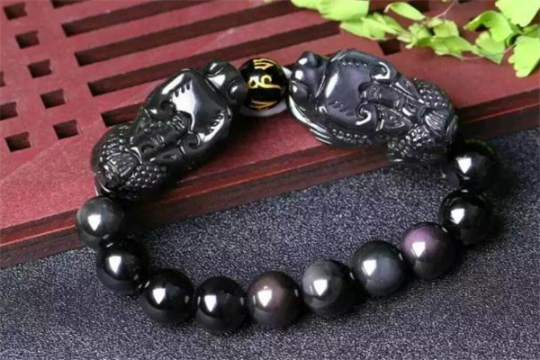 彩虹眼黑曜石功效 彩虹眼黑曜石適合什么人戴 彩虹眼黑曜石功效 彩虹眼黑曜石適合什么人戴