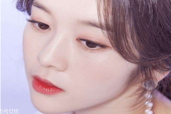 化妝怎么畫(huà)好看 適合秋冬的妝容畫(huà)法