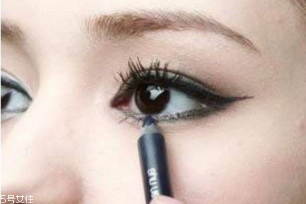 新手適合眼線筆還是眼線液 眼線筆和眼線液各有優(yōu)缺點(diǎn) 新手適合眼線筆還是眼線液 眼線筆和眼線液各有優(yōu)缺點(diǎn)