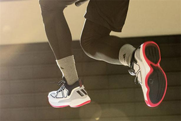 阿迪達(dá)斯羅斯10實(shí)戰(zhàn)測(cè)評(píng) 羅斯10和羅斯9哪個(gè)好 阿迪達(dá)斯羅斯10實(shí)戰(zhàn)測(cè)評(píng) 羅斯10和羅斯9哪個(gè)好