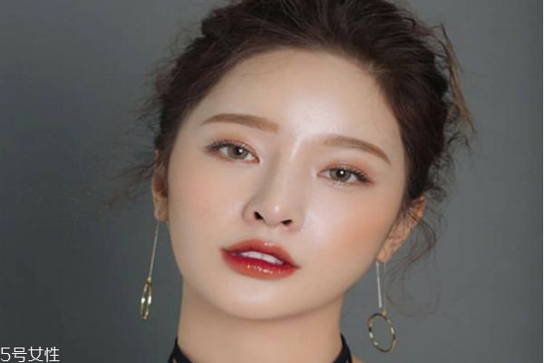 化妝怎么畫(huà)好看 適合秋冬的妝容畫(huà)法