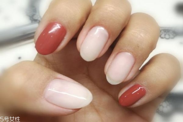 夏季暈染美甲教程 暈染漸變美甲教程步驟 夏季暈染美甲教程 暈染漸變美甲教程步驟