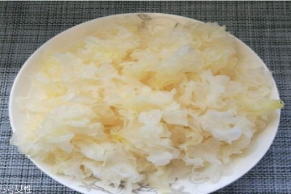 銀耳有什么營養(yǎng)價(jià)值呢 銀耳的熱量有多少呢 銀耳有什么營養(yǎng)價(jià)值呢 銀耳的熱量有多少呢