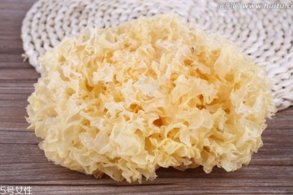 銀耳有什么營養(yǎng)價(jià)值呢 銀耳的熱量有多少呢 銀耳有什么營養(yǎng)價(jià)值呢 銀耳的熱量有多少呢