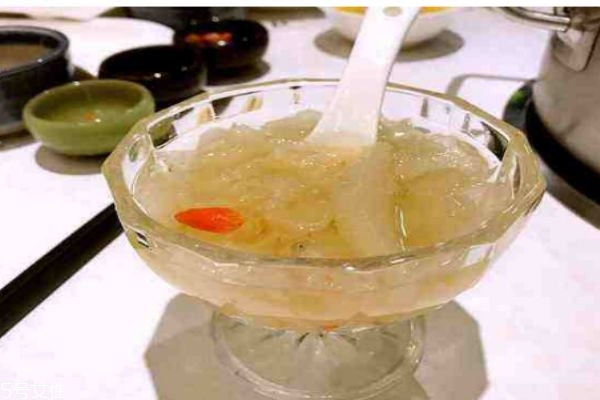 銀耳有什么營養(yǎng)價(jià)值呢 銀耳的熱量有多少呢 銀耳有什么營養(yǎng)價(jià)值呢 銀耳的熱量有多少呢