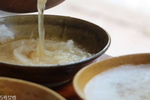 銀耳生長在哪里呢 銀耳應(yīng)該怎么吃呢 銀耳生長在哪里呢 銀耳應(yīng)該怎么吃呢