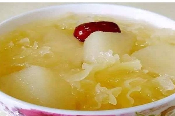 銀耳生長在哪里呢 銀耳應(yīng)該怎么吃呢 銀耳生長在哪里呢 銀耳應(yīng)該怎么吃呢