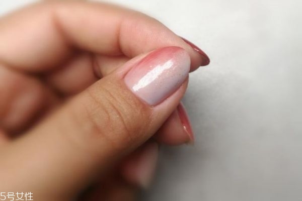 夏季暈染美甲教程 暈染漸變美甲教程步驟 夏季暈染美甲教程 暈染漸變美甲教程步驟