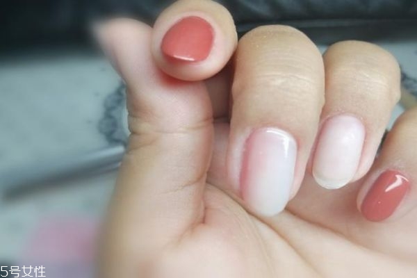 夏季暈染美甲教程 暈染漸變美甲教程步驟 夏季暈染美甲教程 暈染漸變美甲教程步驟