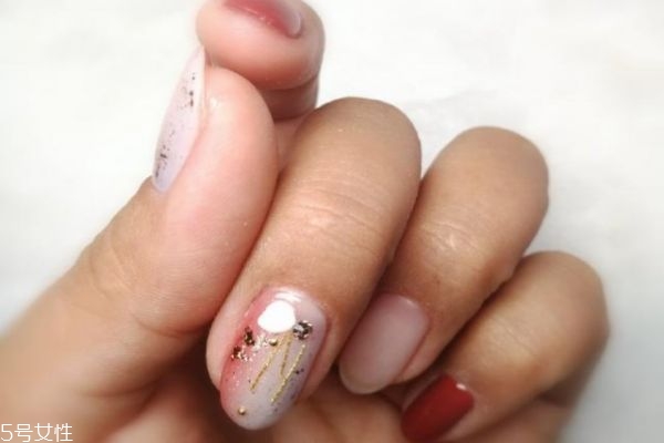 夏季暈染美甲教程 暈染漸變美甲教程步驟 夏季暈染美甲教程 暈染漸變美甲教程步驟