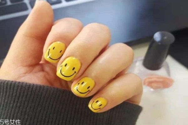 夏季做什么顏色的美甲好看 法式美甲哪種顏色適合夏天 夏季做什么顏色的美甲好看 法式美甲哪種顏色適合夏天