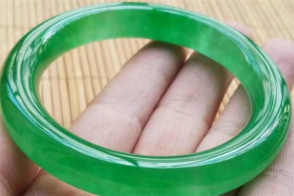 滿綠翡翠手鐲價(jià)格 滿綠翡翠值錢嗎 滿綠翡翠手鐲價(jià)格 滿綠翡翠值錢嗎