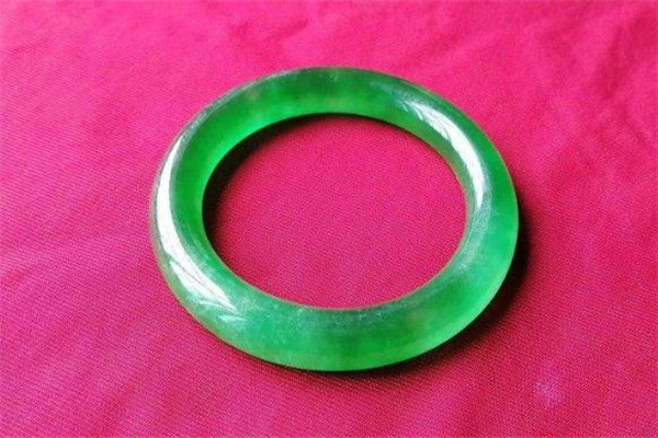 滿綠翡翠手鐲價(jià)格 滿綠翡翠值錢嗎 滿綠翡翠手鐲價(jià)格 滿綠翡翠值錢嗎