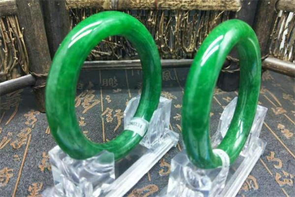 滿綠翡翠手鐲價(jià)格 滿綠翡翠值錢嗎 滿綠翡翠手鐲價(jià)格 滿綠翡翠值錢嗎