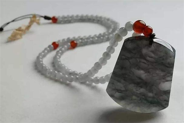 烏雞種翡翠是什么 烏雞種翡翠有什么寓意 烏雞種翡翠是什么 烏雞種翡翠有什么寓意