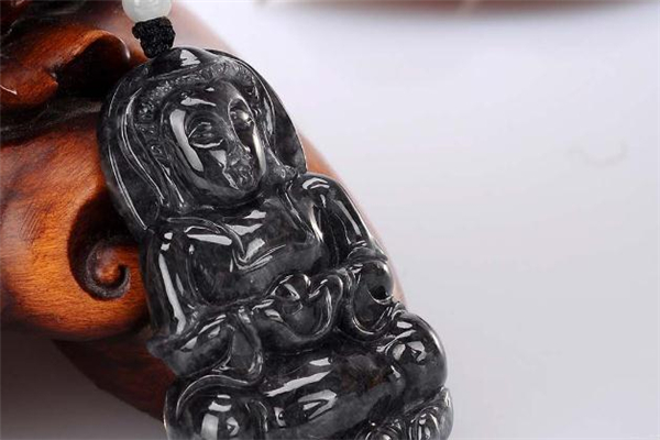 烏雞種翡翠是什么 烏雞種翡翠有什么寓意 烏雞種翡翠是什么 烏雞種翡翠有什么寓意