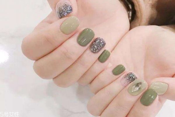 夏季做什么顏色的美甲好看 法式美甲哪種顏色適合夏天 夏季做什么顏色的美甲好看 法式美甲哪種顏色適合夏天