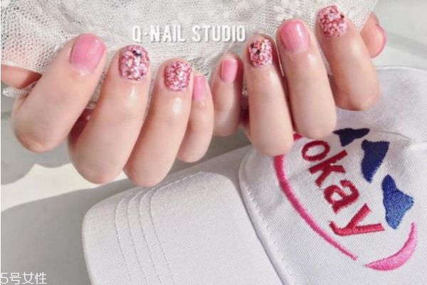 夏季做什么顏色的美甲好看 法式美甲哪種顏色適合夏天 夏季做什么顏色的美甲好看 法式美甲哪種顏色適合夏天
