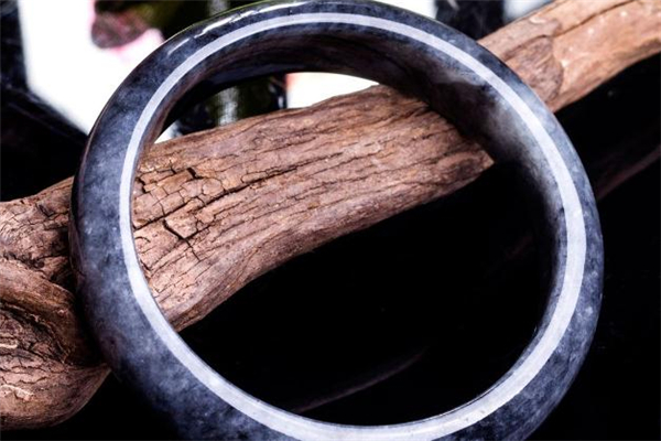 烏雞種翡翠手鐲價(jià)格 烏雞種翡翠值錢嗎 烏雞種翡翠手鐲價(jià)格 烏雞種翡翠值錢嗎