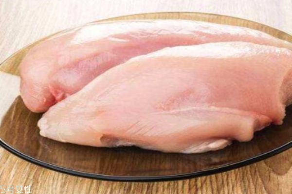 雞胸肉有什么營養(yǎng)價值呢 雞胸肉有多少熱量呢 雞胸肉有什么營養(yǎng)價值呢 雞胸肉有多少熱量呢