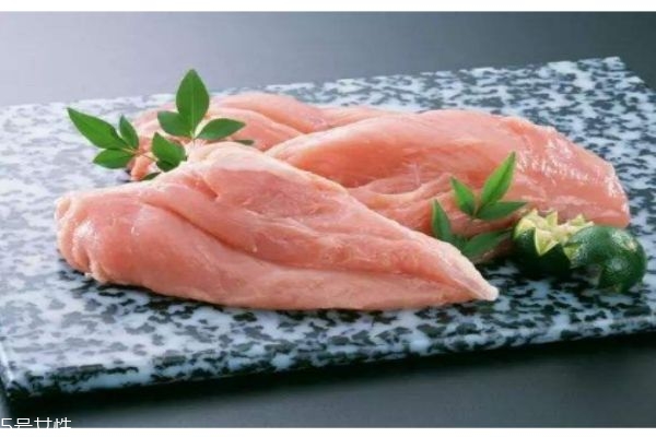 雞胸肉有什么營養(yǎng)價值呢 雞胸肉有多少熱量呢 雞胸肉有什么營養(yǎng)價值呢 雞胸肉有多少熱量呢