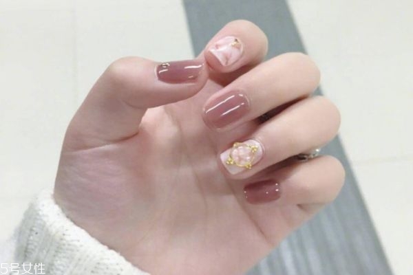 夏季做什么顏色的美甲好看 法式美甲哪種顏色適合夏天 夏季做什么顏色的美甲好看 法式美甲哪種顏色適合夏天