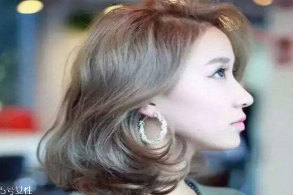 夏天怎么保養(yǎng)頭發(fā) 夏季曬太陽對于頭發(fā)有危害嗎 夏天怎么保養(yǎng)頭發(fā) 夏季曬太陽對于頭發(fā)有危害嗎