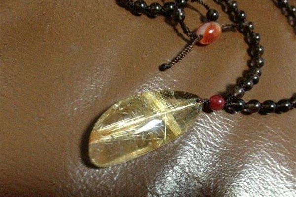 黃發(fā)晶和黃水晶的區(qū)別 黃發(fā)晶和黃水晶哪個(gè)好 黃發(fā)晶和黃水晶的區(qū)別 黃發(fā)晶和黃水晶哪個(gè)好