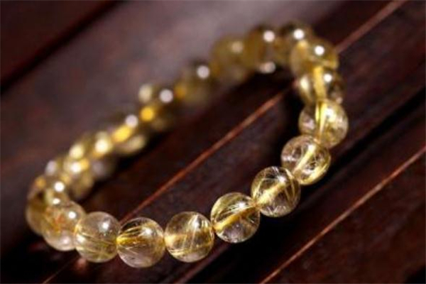 黃發(fā)晶和黃水晶的區(qū)別 黃發(fā)晶和黃水晶哪個(gè)好 黃發(fā)晶和黃水晶的區(qū)別 黃發(fā)晶和黃水晶哪個(gè)好