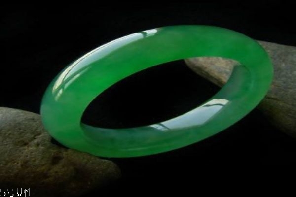 翡翠和玉有什么區(qū)別呢 翡翠有什么作用呢 翡翠和玉有什么區(qū)別呢 翡翠有什么作用呢