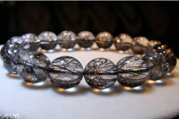 黑發(fā)晶的特征是什么呢 黑發(fā)晶的鑒定方法是什么呢 黑發(fā)晶的特征是什么呢 黑發(fā)晶的鑒定方法是什么呢