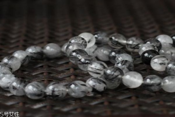 黑發(fā)晶的特征是什么呢 黑發(fā)晶的鑒定方法是什么呢 黑發(fā)晶的特征是什么呢 黑發(fā)晶的鑒定方法是什么呢