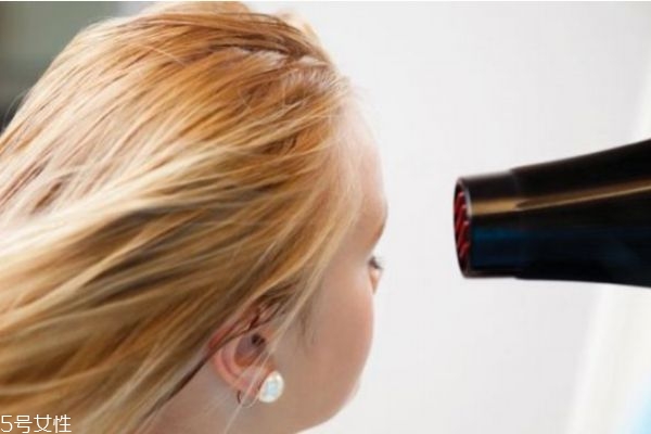 經(jīng)常吹頭發(fā)有什么危害 頭發(fā)要怎么護理 經(jīng)常吹頭發(fā)有什么危害 頭發(fā)要怎么護理
