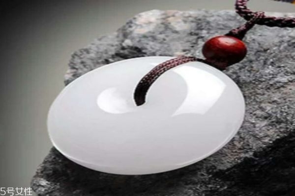 白玉應(yīng)該怎么存放呢 白玉的價格是怎么樣的呢 白玉應(yīng)該怎么存放呢 白玉的價格是怎么樣的呢