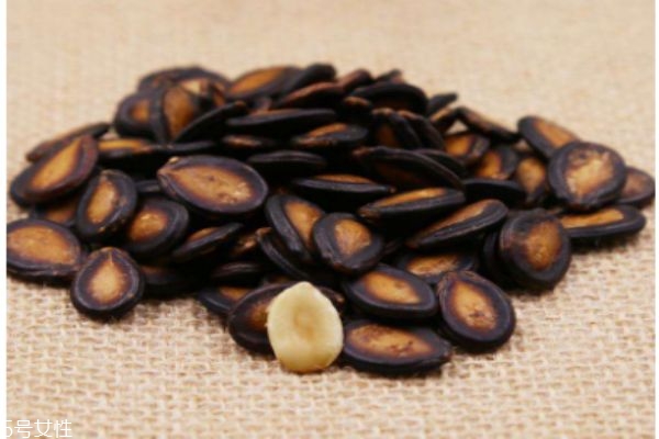 西瓜子有什么營(yíng)養(yǎng)價(jià)值呢 西瓜子吃了會(huì)長(zhǎng)胖嗎 西瓜子有什么營(yíng)養(yǎng)價(jià)值呢 西瓜子吃了會(huì)長(zhǎng)胖嗎