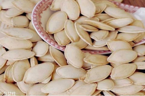 吃南瓜子有什么要注意的嗎 什么人群不能吃南瓜子呢 吃南瓜子有什么要注意的嗎 什么人群不能吃南瓜子呢
