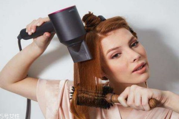 經(jīng)常吹頭發(fā)有什么危害 頭發(fā)要怎么護(hù)理 經(jīng)常吹頭發(fā)有什么危害 頭發(fā)要怎么護(hù)理