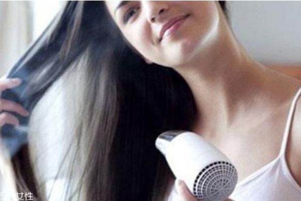 經(jīng)常吹頭發(fā)有什么危害 頭發(fā)要怎么護(hù)理 經(jīng)常吹頭發(fā)有什么危害 頭發(fā)要怎么護(hù)理
