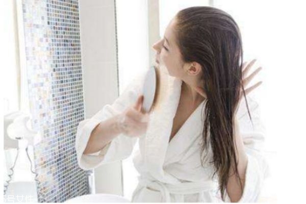 女人梳頭發(fā)有什么好處 改善發(fā)質(zhì)有哪些小技巧 女人梳頭發(fā)有什么好處 改善發(fā)質(zhì)有哪些小技巧