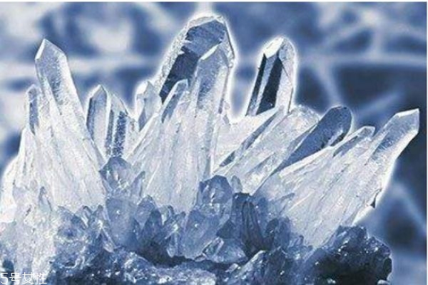 什么是天然水晶呢 天然水晶和人造水晶有什么區(qū)別呢 什么是天然水晶呢 天然水晶和人造水晶有什么區(qū)別呢