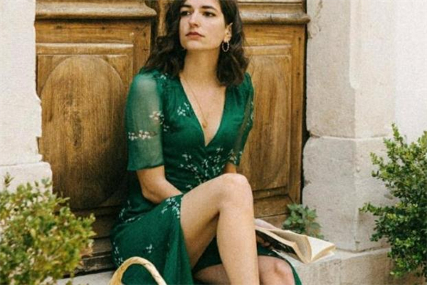 v領連衣裙什么顏色好看 v領連衣裙穿搭技巧 v領連衣裙什么顏色好看 v領連衣裙穿搭技巧