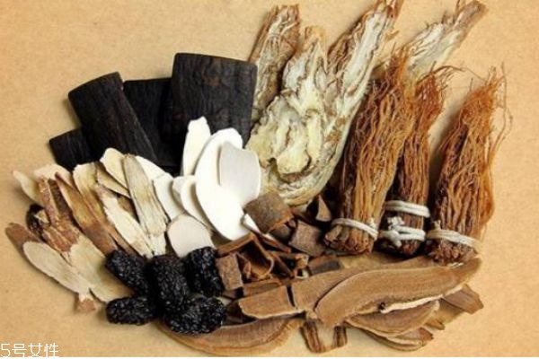 為什么有的何首烏長(zhǎng)的像人型呢 何首烏應(yīng)該怎么挑選呢 為什么有的何首烏長(zhǎng)的像人型呢 何首烏應(yīng)該怎么挑選呢