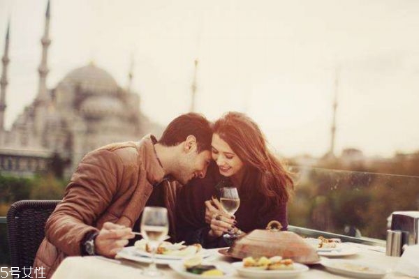 怎么試探一個女生是否喜歡你 聊天女生喜歡你的表現(xiàn) 怎么試探一個女生是否喜歡你 聊天女生喜歡你的表現(xiàn)