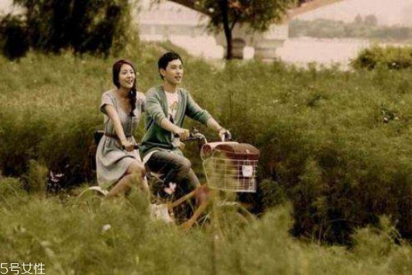 男孩談戀愛技巧 讓你在女人面前魅力四射的終極技巧 男孩談戀愛技巧 讓你在女人面前魅力四射的終極技巧