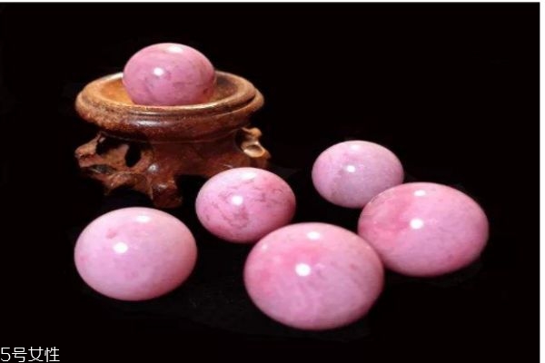 薔薇輝石有什么作用呢 薔薇輝石的主要成分是什么呢 薔薇輝石有什么作用呢 薔薇輝石的主要成分是什么呢