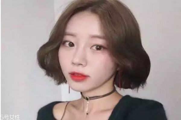 短發(fā)燙發(fā)之后染什么顏色好看 怎么知道自己適不適合短發(fā) 短發(fā)燙發(fā)之后染什么顏色好看 怎么知道自己適不適合短發(fā)