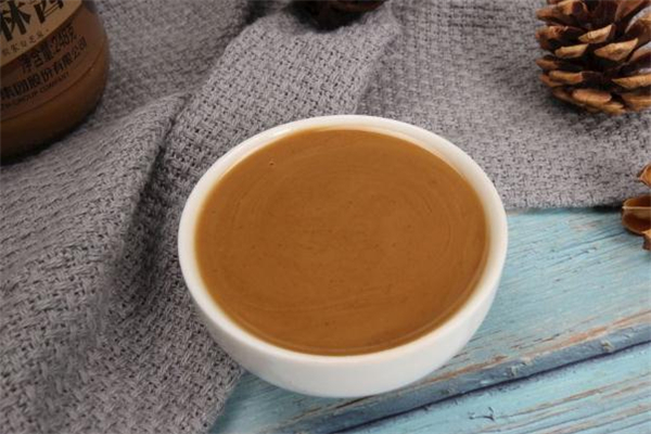 芝麻醬用什么油調更香 調芝麻醬用熱水還是冷水好 芝麻醬用什么油調更香 調芝麻醬用熱水還是冷水好